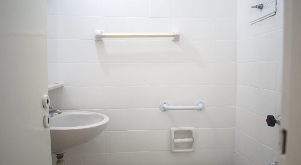 Kelluwen Salud 5 bano meraqui geriatrico bahia blanca kelluwen habilitado Kelluwen Salud | Residencias Geriatricas Kelluwen Salud